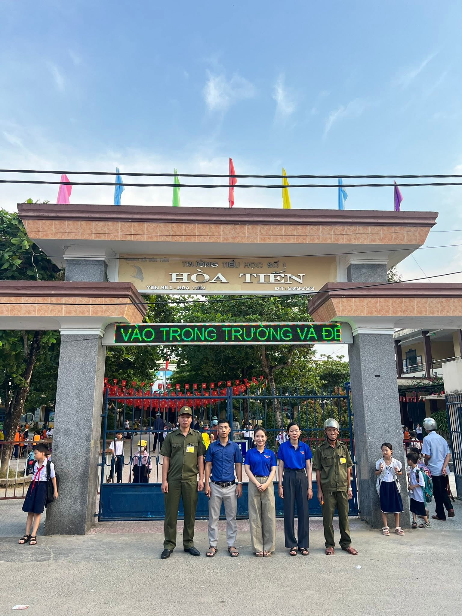 Chi đoàn Trường Tiểu học số 1 Hòa Tiến duy trì hiệu quả mô hình "Cổng trường bình yên"