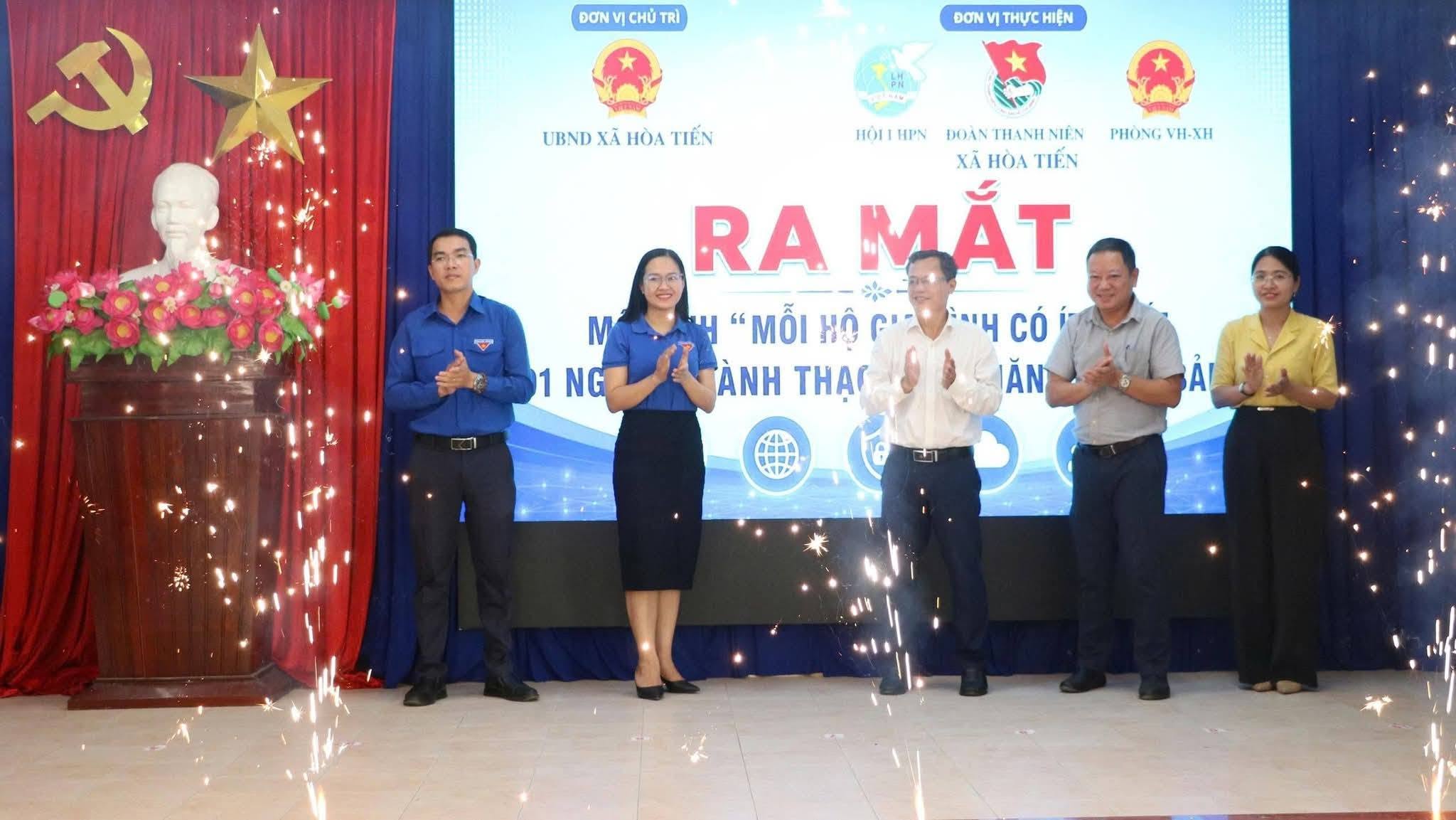Hòa Tiến phát động mô hình "Mỗi hộ gia đình có ít nhất 1 người thành thạo 5 kỹ năng số cơ bản"